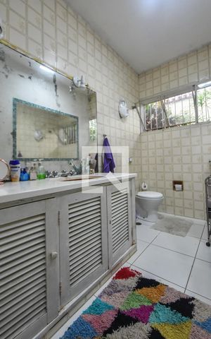 Casa à venda com 400m², 3 quartos e 4 vagasBanheiro 02