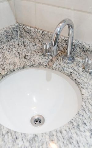 Apartamento à venda com 92m², 2 quartos e 2 vagas Apartamento à venda com 92m², 2 quartos e 2 vagasBanheiro da Suíte