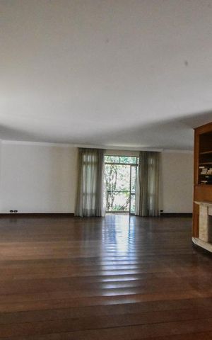 Casa à venda com 600m², 4 quartos e 8 vagas Casa à venda com 600m², 4 quartos e 8 vagasSala