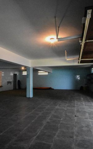 Casa à venda com 600m², 4 quartos e 8 vagas Casa à venda com 600m², 4 quartos e 8 vagasGaragem