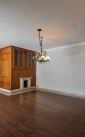 Casa à venda com 600m², 4 quartos e 8 vagas Casa à venda com 600m², 4 quartos e 8 vagasSala