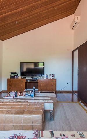 Casa à venda com 650m², 6 quartos e 5 vagas Casa à venda com 650m², 6 quartos e 5 vagasSala de TV