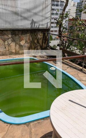 Casa à venda com 300m², 5 quartos e 2 vagas Casa à venda com 300m², 5 quartos e 2 vagasPiscina