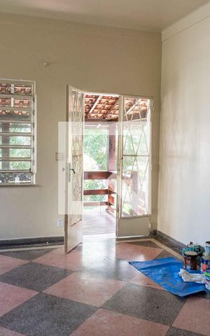 Casa à venda com 300m², 5 quartos e 2 vagas Casa à venda com 300m², 5 quartos e 2 vagasSala