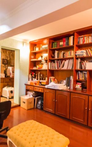 Casa à venda com 1212m², 3 quartos e 5 vagas Casa à venda com 1212m², 3 quartos e 5 vagasBiblioteca