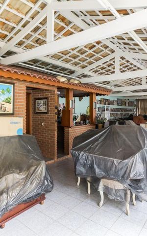 Casa à venda com 1212m², 3 quartos e 5 vagas Casa à venda com 1212m², 3 quartos e 5 vagasSalão de festas