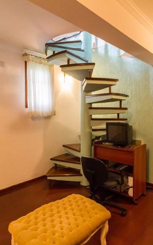 Casa à venda com 1212m², 3 quartos e 5 vagas Casa à venda com 1212m², 3 quartos e 5 vagasBiblioteca