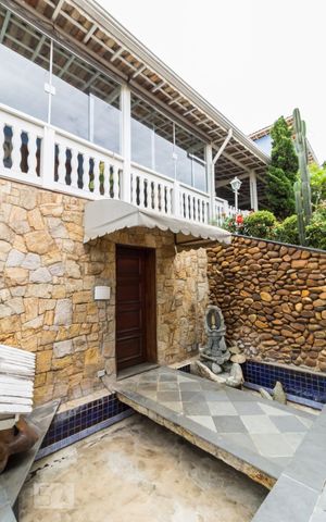 Casa à venda com 1212m², 3 quartos e 5 vagas Casa à venda com 1212m², 3 quartos e 5 vagasÁrea externa