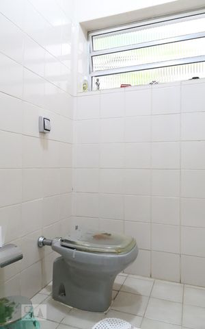 Casa à venda com 323m², 6 quartos e 3 vagas Casa à venda com 323m², 6 quartos e 3 vagasLavabo