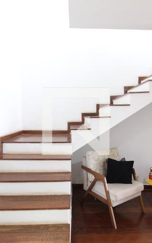 Casa à venda com 262m², 4 quartos e 2 vagasEscada