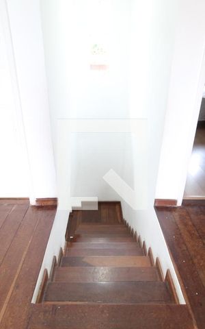 Casa à venda com 262m², 4 quartos e 2 vagasEscadas