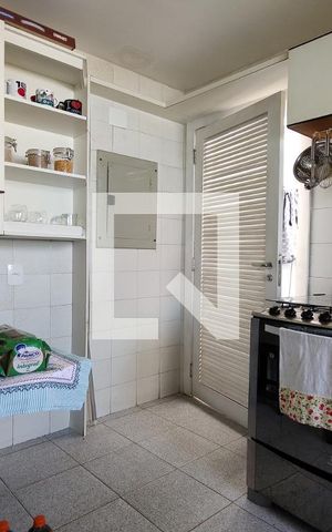 Casa de condomínio à venda com 342m², 5 quartos e 2 vagas Casa de condomínio à venda com 342m², 5 quartos e 2 vagasCozinha - Armários