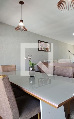 Casa de condomínio à venda com 342m², 5 quartos e 2 vagas Casa de condomínio à venda com 342m², 5 quartos e 2 vagasSala