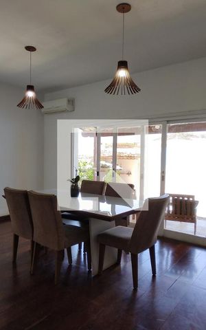 Casa de condomínio à venda com 342m², 5 quartos e 2 vagas Casa de condomínio à venda com 342m², 5 quartos e 2 vagasSala