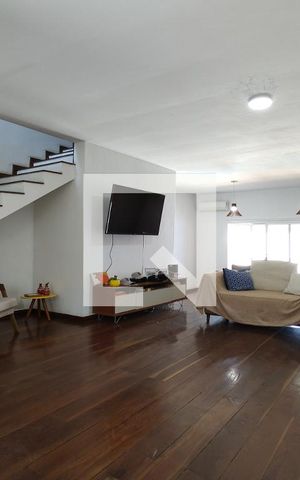 Casa de condomínio à venda com 342m², 5 quartos e 2 vagas Casa de condomínio à venda com 342m², 5 quartos e 2 vagasSala
