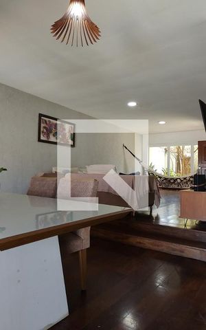 Casa de condomínio à venda com 342m², 5 quartos e 2 vagas Casa de condomínio à venda com 342m², 5 quartos e 2 vagasSala