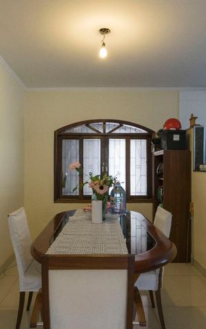 Casa à venda com 260m², 3 quartos e 5 vagas1o. Andar - Sala