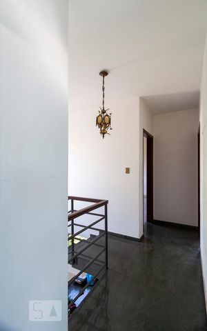 Casa à venda com 200m², 3 quartos e 3 vagasEscada