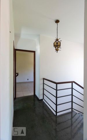 Casa à venda com 200m², 3 quartos e 3 vagasEscada