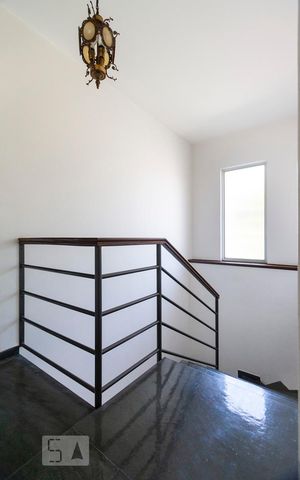 Casa à venda com 200m², 3 quartos e 3 vagasEscada