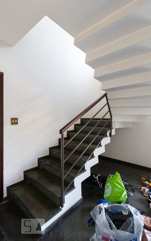 Casa à venda com 200m², 3 quartos e 3 vagasEscada