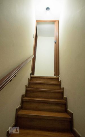 Casa à venda com 130m², 2 quartos e 1 vagaEscada
