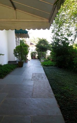 Casa para alugar com 647m², 5 quartos e 4 vagasCorredor externo