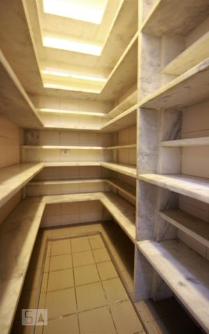 Casa para alugar com 647m², 5 quartos e 4 vagasDespensa
