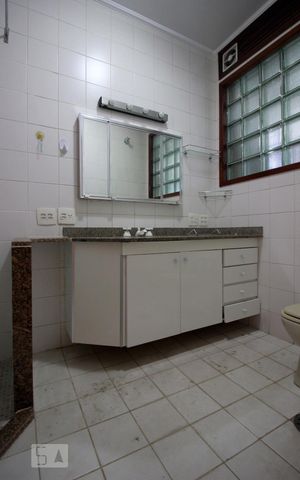 Casa para alugar com 647m², 5 quartos e 4 vagasBanheiro da suíte 