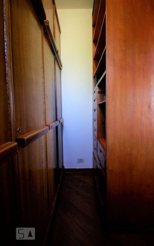 Casa para alugar com 647m², 5 quartos e 4 vagasCloset