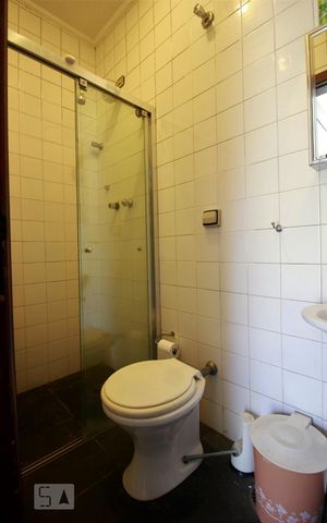Casa para alugar com 647m², 5 quartos e 4 vagasBanheiro de serviço