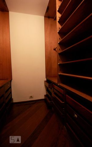 Casa para alugar com 647m², 5 quartos e 4 vagasCloset