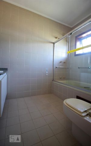 Casa para alugar com 647m², 5 quartos e 4 vagasBanheiro da suíte 1