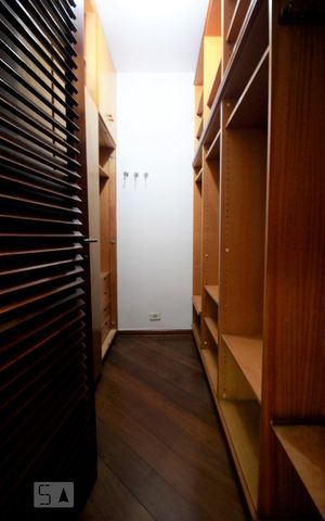 Casa para alugar com 647m², 5 quartos e 4 vagasCloset