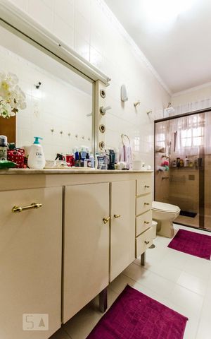 Casa para alugar com 410m², 6 quartos e 4 vagas Casa para alugar com 410m², 6 quartos e 4 vagasBanheiro da suíte