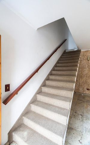 Casa à venda com 96m², 2 quartos e 2 vagasEscada
