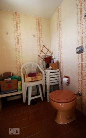 Casa à venda com 450m², 4 quartos e 5 vagasBanheiro externo