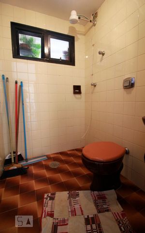 Casa à venda com 450m², 4 quartos e 5 vagasBanheiro de serviço
