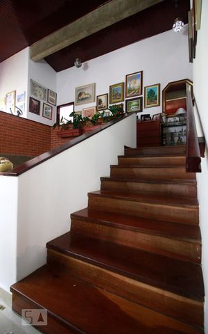 Casa à venda com 450m², 4 quartos e 5 vagasEscadas