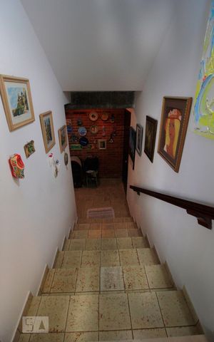 Casa à venda com 450m², 4 quartos e 5 vagasEscadas