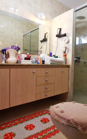 Casa à venda com 450m², 4 quartos e 5 vagasBanheiro da suíte