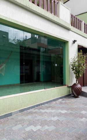 Casa para alugar com 400m², 3 quartos e 8 vagasFachada