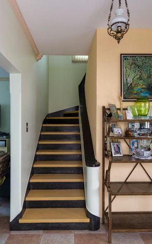 Casa para alugar com 400m², 3 quartos e 8 vagasEscada