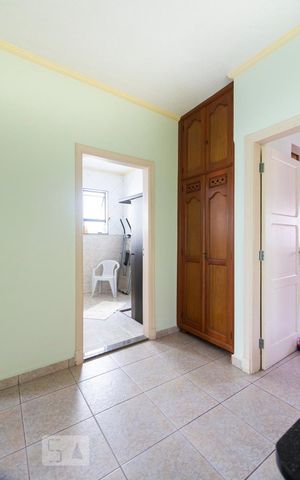 Casa para alugar com 400m², 3 quartos e 8 vagasHall do piso superior
