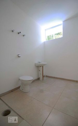 Casa para alugar com 300m², 5 quartos e 6 vagasBanheiro 1