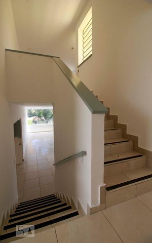 Casa para alugar com 300m², 5 quartos e 6 vagasEscadas