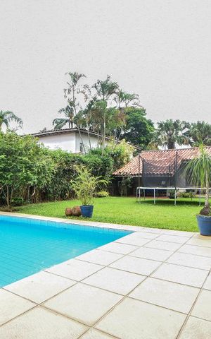 Casa à venda com 750m², 4 quartos e 2 vagas Casa à venda com 750m², 4 quartos e 2 vagasPiscina