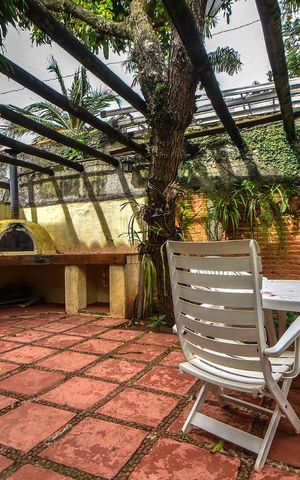 Casa à venda com 750m², 4 quartos e 2 vagas Casa à venda com 750m², 4 quartos e 2 vagasChurrasqueira