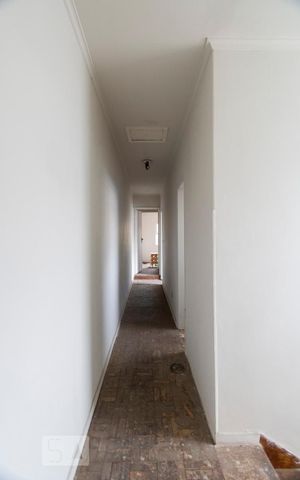 Casa para alugar com 150m², 3 quartos e 2 vagasCorredor do piso superior