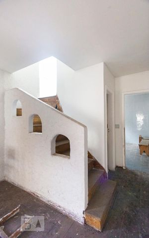 Casa para alugar com 150m², 3 quartos e 2 vagasEscada